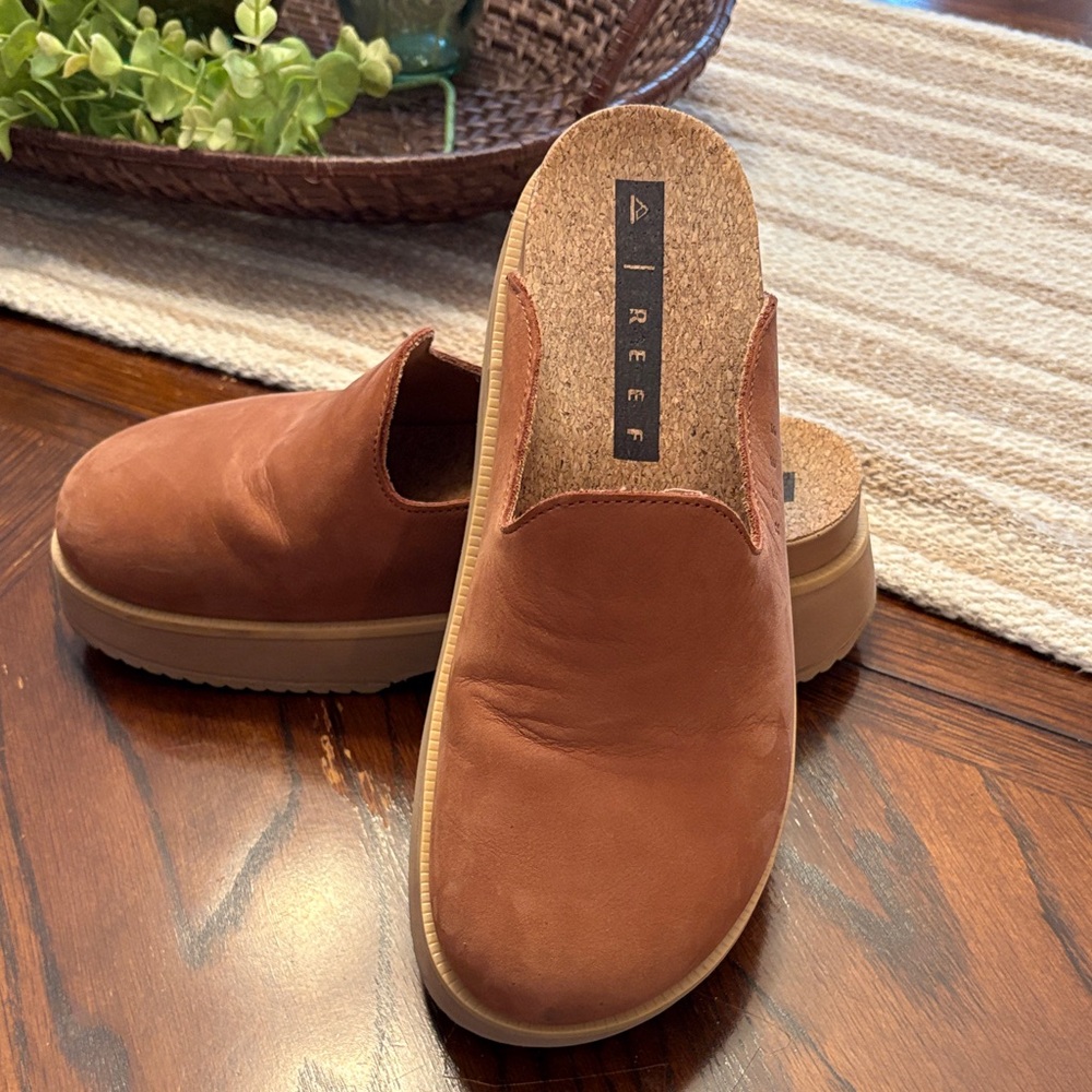 Reef Women’s size 7 Tan Leather Slip-Ons